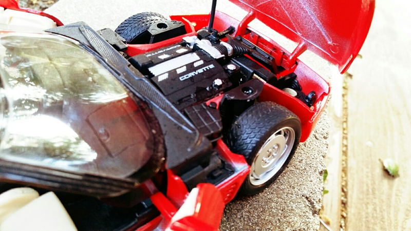 Open clamshell exposing the suspension and what I suppose is the LT4 (acording to the rear bumper LT5)